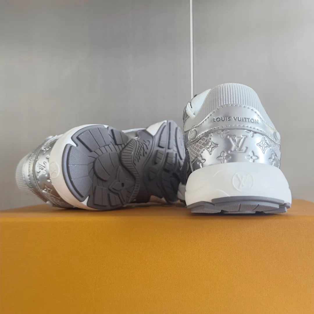 Top version: Couple model 640💰 LV Louis Vuitton L House Donkey Brand Latest Olympia Series Couple Model Silver Horn King Casual Sports Shoes Running Shoes This LV Olympia sports shoe combines mesh fabric and metallic synthetic leather and other technical fabrics to reinterpret the classic running shoe design with a neat and simple design. Lightweight EVA outsole provides a stretchy fit. Rich details such as Monogram embossing and LV letters establish recognition. Exquisite packaging at the delivery counter🛍📦 ▪️Fabric: original imported technical fabric + mesh ▪️Inner lining: original customized breathable mesh ▪️Sole: original molded rubber foam material ▪️Sole thickness: 3.5CM ▪️Size: women's 35-40 / men's 39-44